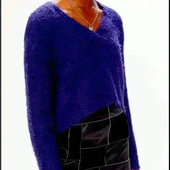 COPY - Urban Outfitters sweater - Picture 1 of 4